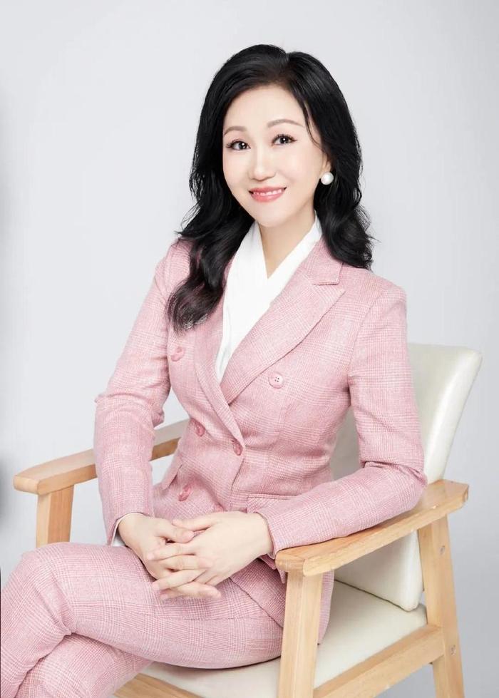 热烈祝贺王春霞（剑桥大学博士后）教授荣升中国国际卫视台总台董事局主席特助、常务执行台长